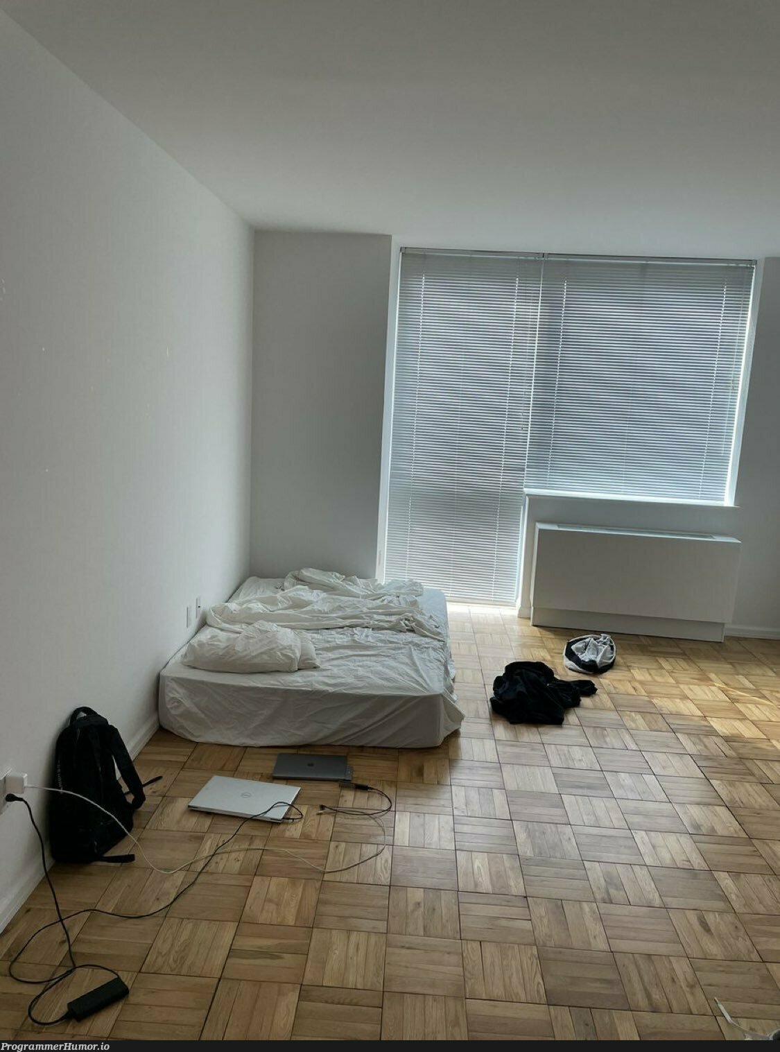 Tech bros be earning $200k+ a year in cash and stock options and then have an apartment like this | tech-memes | ProgrammerHumor.io